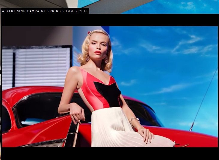 PRADA 2012春夏廣告中，Natasha Poly詮釋充滿高傲神情的懷舊女郎。圖／擷取自PRADA官網