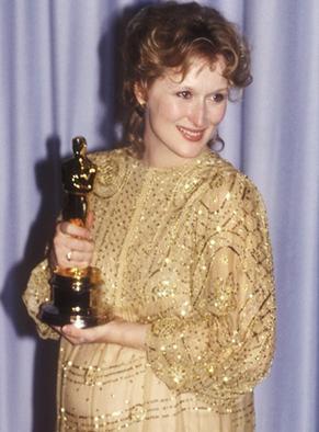 梅莉史翠普1983年拿下奧斯卡最佳女主角獎時也是穿金色禮服。圖／擷取自stillthelovely.com