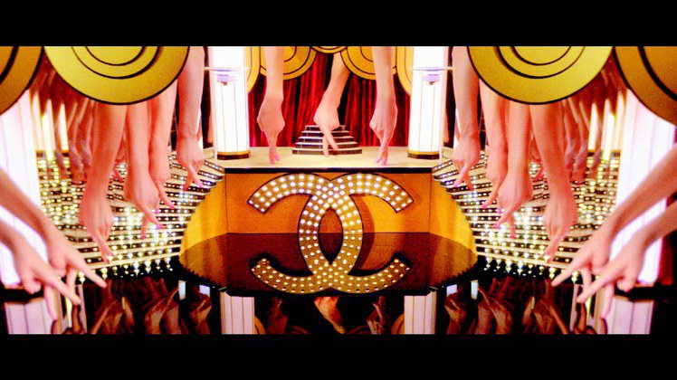 香奈兒近期推出的指彩百老匯影片，呈現如紅磨坊般華麗的舞台布景。圖／香奈兒提供