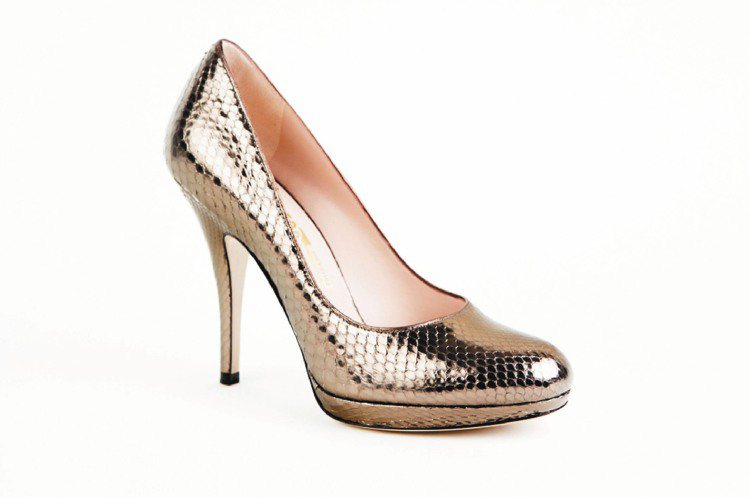 Ferragamo金色蟒蛇皮高跟鞋，36,900元。圖／Ferragamo提供
