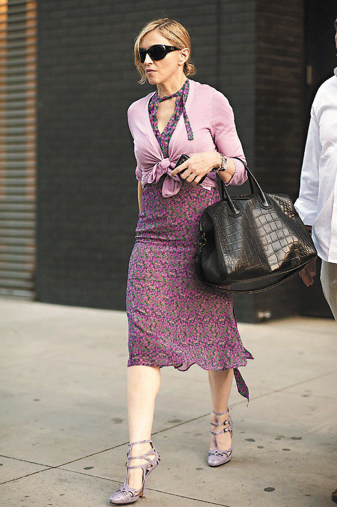 穿上紫色碎花洋裝、搭配短版針織外套，手拎鱷魚皮包，有股成熟的優雅韻味。圖／達志影像
