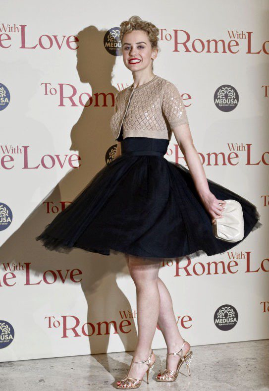 女星Marina Rocco選穿MOSCHINO與副牌系列的黑色蓬蓬紗裙搭配裸色短版針織外套。圖／達志影像