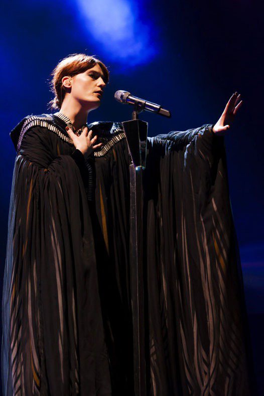 Florence Welch熱愛長袍系列的服裝，配合她穿透力極強的歌聲，像個有法力的女巫般迷惑觀眾。圖／達志影像