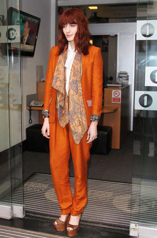 Florence Welch的裝扮也是十分搶眼，中性套裝是她最常曝光的造型。圖／達志影像