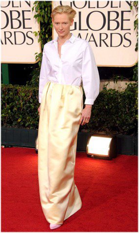 去年的金球獎上，蒂妲史雲頓穿著Jil Sander的服裝。圖／達志影像