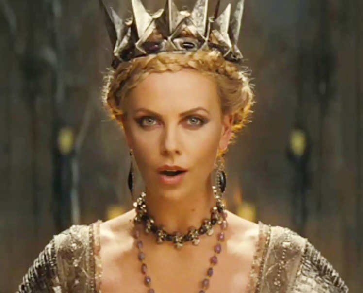 莎莉賽隆在《公主與狩獵者》中飾演美麗又心狠手辣的壞皇后。圖／達志影像提供