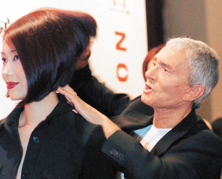 國際髮型名師沙宣（右）九日病逝。圖為他1997年在上海展示他最知名的「鮑伯頭」。圖／路透
