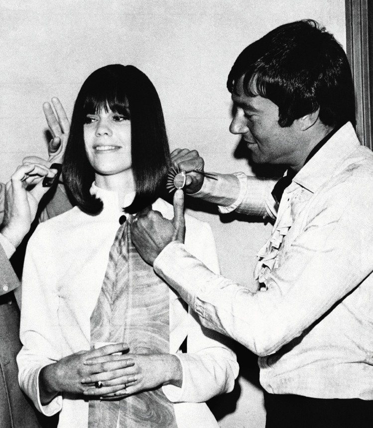 圖為沙宣1969年展示他的招牌「造型剪」─洗後不必梳理，一甩頭就恢復原來的樣子。圖／美聯社