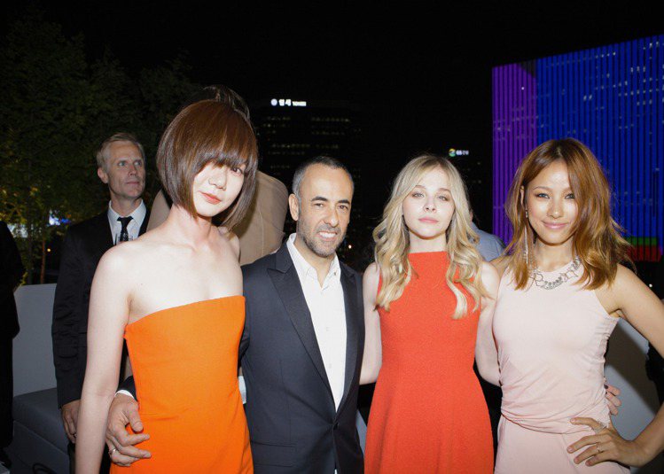 (左起)藝人裴鬥娜、Calvin Klein女裝創意總監Francisco Costa先生、Chloe Moretz與李孝利。圖／CK提供