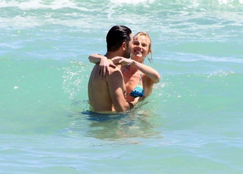 Anne Vyalitsyna日前被狗仔拍到和一名男子在邁阿密海灘親密戲水。圖／...