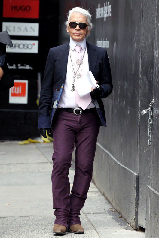 一向以黑白穿搭示人的香奈兒設計總監卡爾拉格斐，近日被狗仔拍到穿著紫色褲子在紐約soho區逛街。圖／達志影像