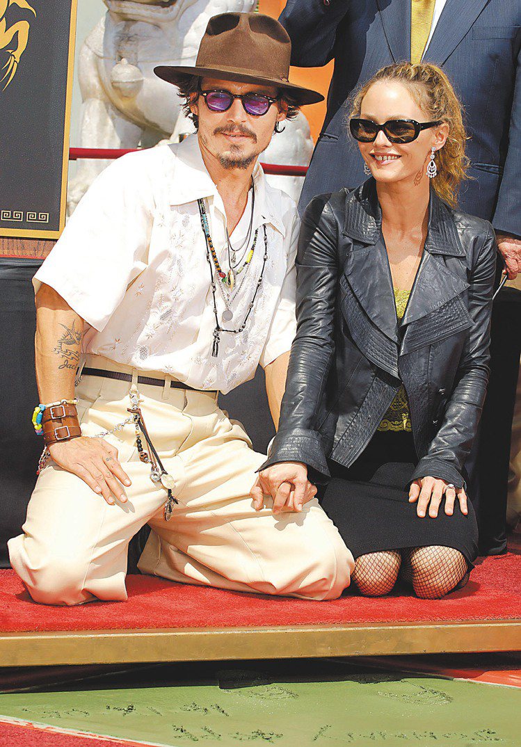 強尼戴普和女友凡妮莎巴哈迪出席洛杉磯中國戲院門外的蓋手印儀式。 圖／美聯社