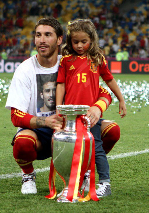 拿到歐國盃冠軍後，拉莫斯和姪女在球場上開心玩耍。圖／達志影像