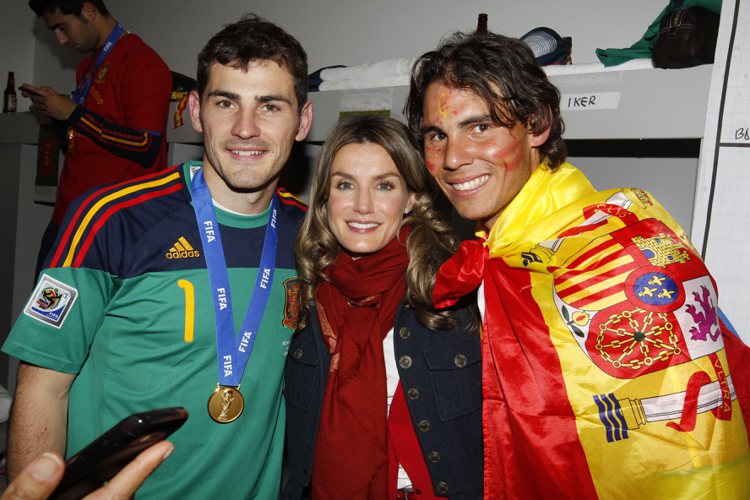 2010年，卡西亞斯(左起)與西班牙王妃萊蒂西亞及網球天王納達爾分享世足奪冠喜悅。圖／法新社