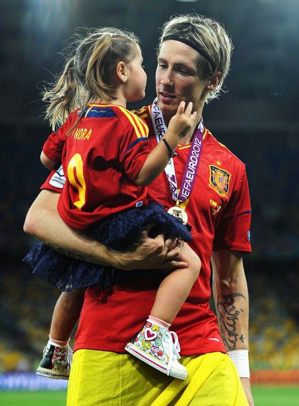 托雷斯在拿下本屆歐國盃後抱著女兒在球場上玩耍，畫面超迷人。圖／擷取自fanpop.com