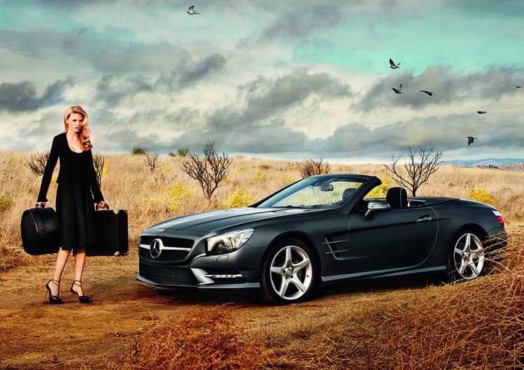 汽車品牌 Mercedes-Benz 與火辣性感的牙縫超模 Lara Stone 首度跨界合作，拍攝2012年SL全新平面形象廣告。圖／she.com.tw