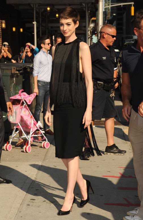 安海瑟薇穿上Stella McCartney 的流蘇禮服，側面小秀性感。圖／達志影像