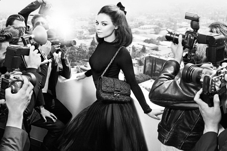 女星蜜拉庫妮絲為Dior形象廣告重現好萊塢復古風情。圖／擷取自stylefrizz.com