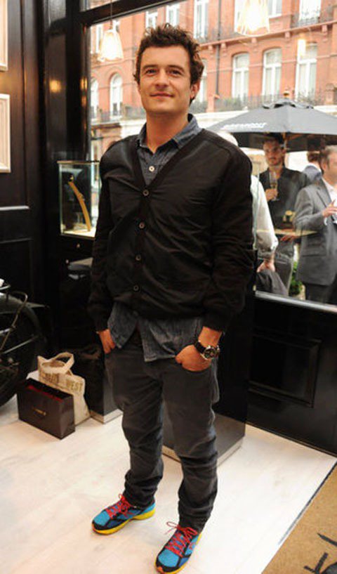 奧蘭多布魯近日為精品品牌Bremont Boutique站台，以一身簡約的丹寧襯衫罩羊毛外套的造型現身。圖／擷取自onsugar.com