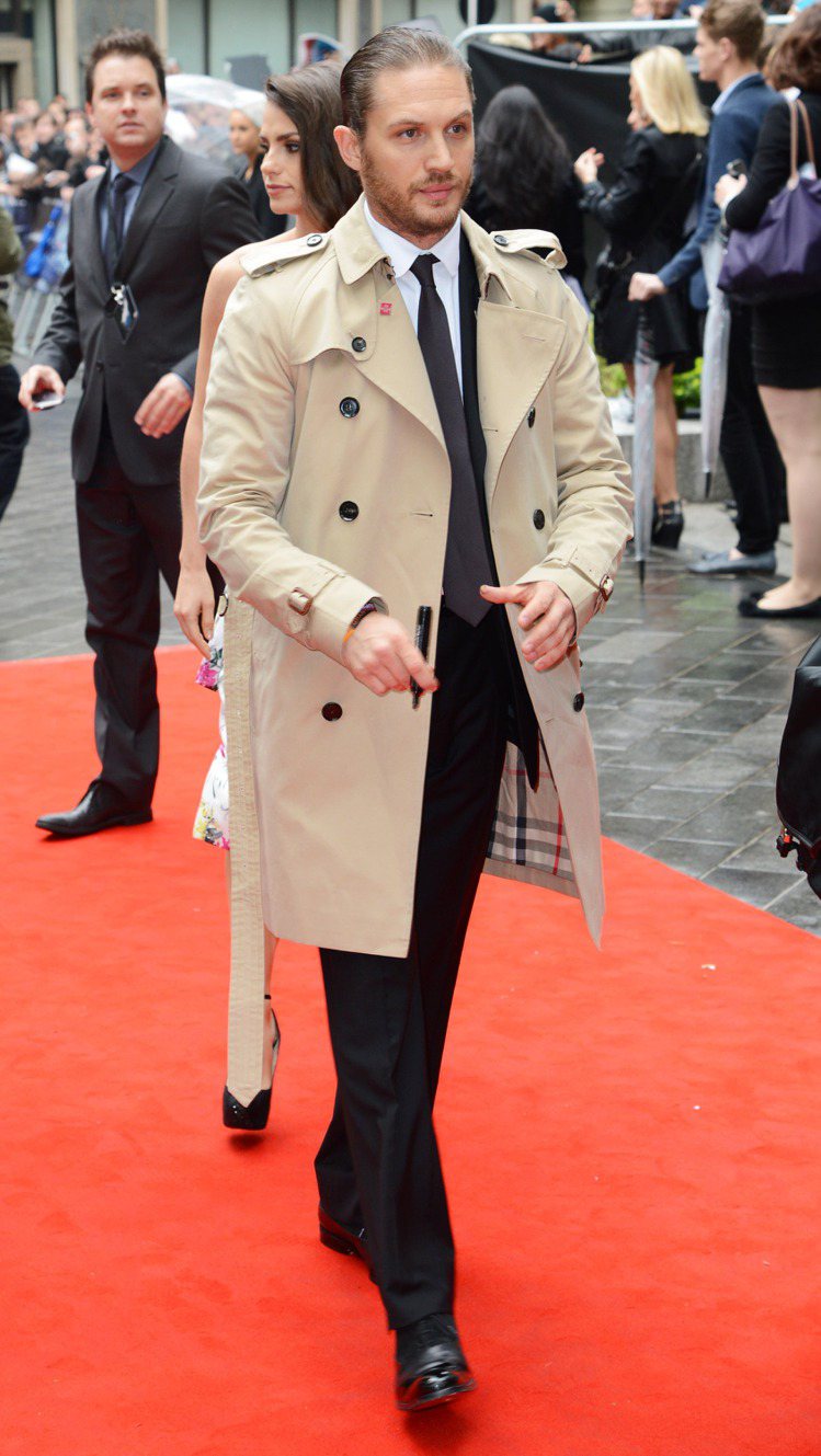 Tom Hardy穿上BURBERRY服裝出席倫敦首映會。圖／BURBERRY提供票進戲院吧
