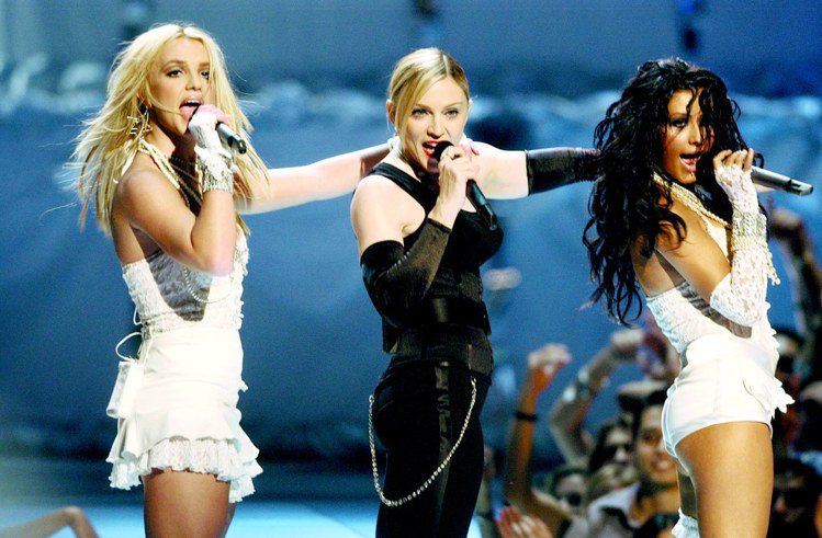 2003，克莉絲汀和瑪丹娜（中）、布蘭妮（左）同台表演。圖／美聯社
