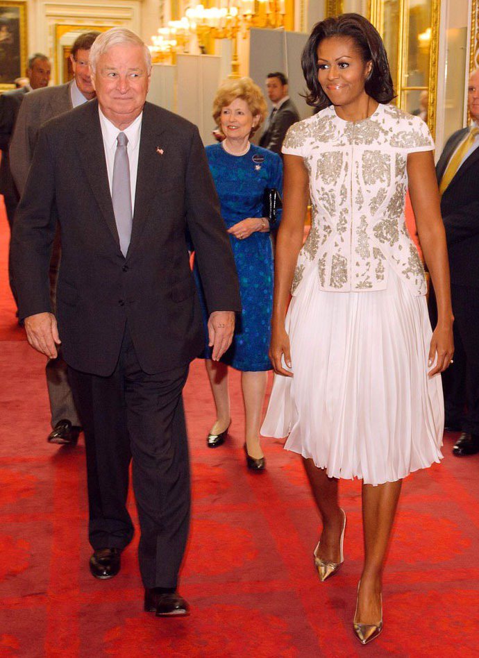 而蜜雪兒歐巴馬則是穿上法國品牌J. Mendel的服裝，白色上衣以銀色的刺繡印花...