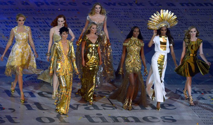 凱特摩絲、娜歐蜜坎貝爾、莉莉蔻兒、喬治亞梅傑格等超模穿著英國知名品牌所訂製的金色華服出場。圖／歐新社