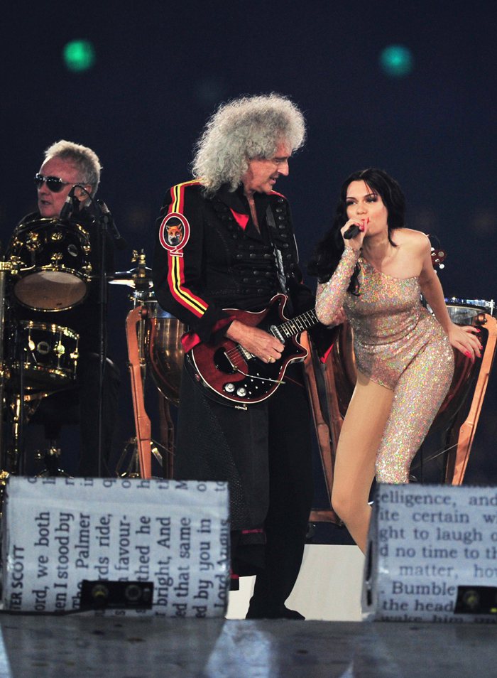 皇后合唱團吉他手Brian May與女歌手Jessie J一同演唱「We Will Rock You」。圖／歐新社
