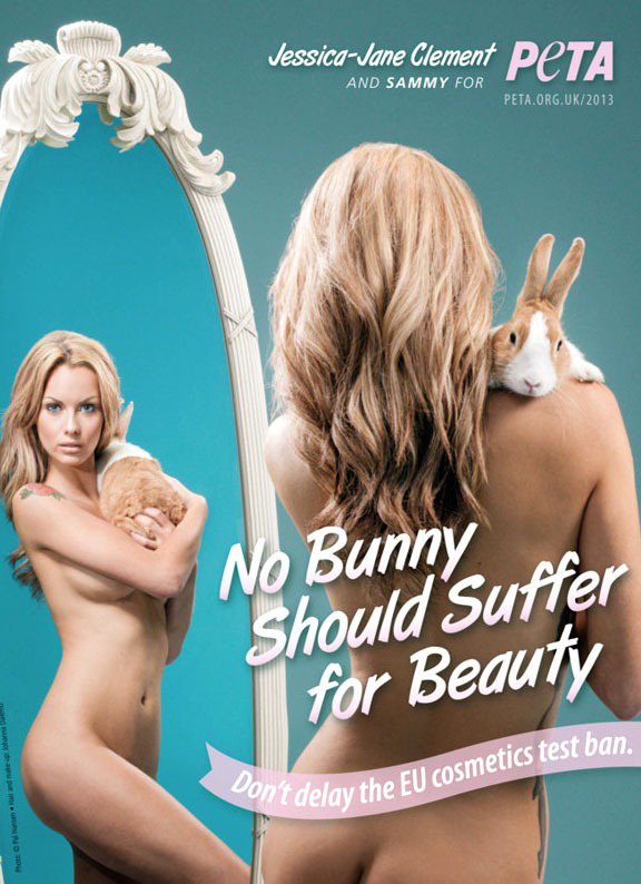 潔西卡珍卡克萊蒙特全裸為善待動物組織（簡稱PETA）拍攝宣傳照，為所有測試化妝品的動物們發聲。圖／達志影像