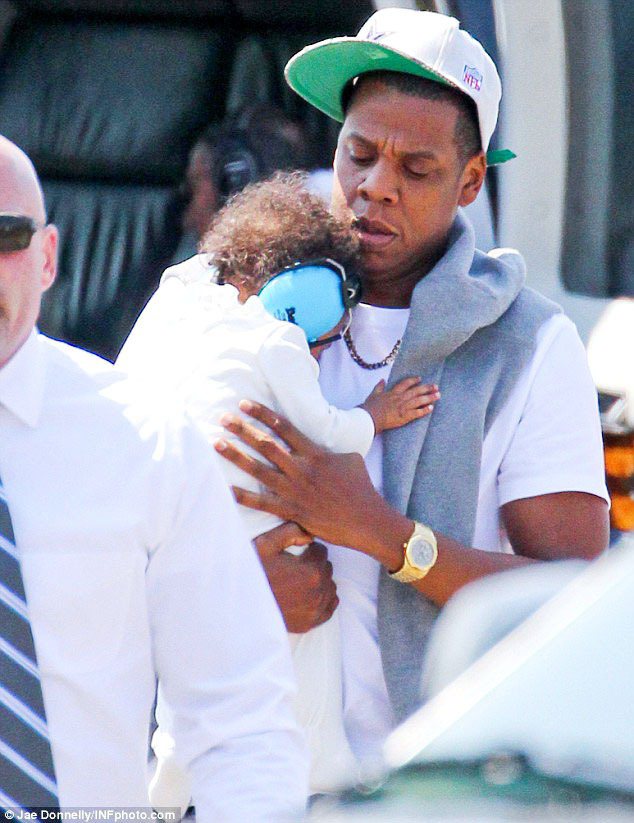 嘻哈歌手Jay Z難得帶著愛女 Blue Ivy出門趴趴走，他戴的是愛彼皇家橡樹系列腕表。圖／愛彼表提供