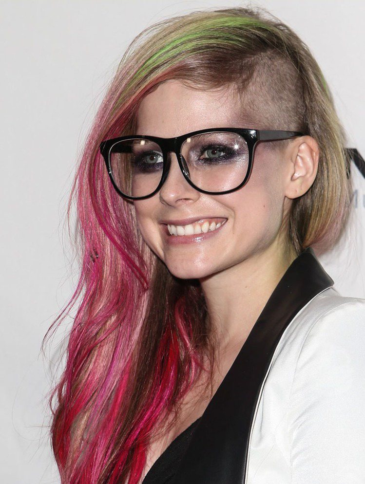 艾薇兒最近愛上造型眼鏡，常用來搭配她剛「剃」又「染」的新髮型。圖／擷取自justjared.com