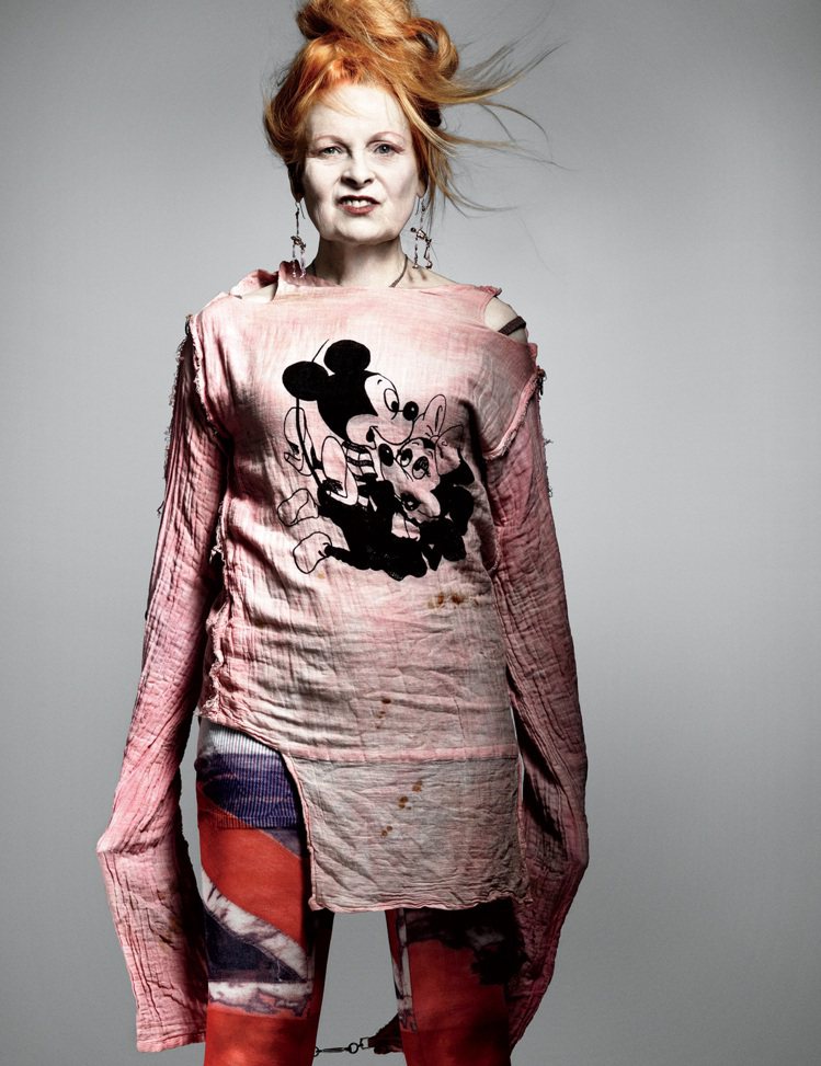 穿上粉紅色米奇米妮服裝，Vivienne Westwood顯得可愛又俏皮。圖／擷取自weheartit.com