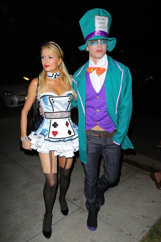 派瑞絲希爾頓扮成愛麗絲，和扮成瘋狂帽客的男友一起現身派對。圖／擷取自kingsays.com
