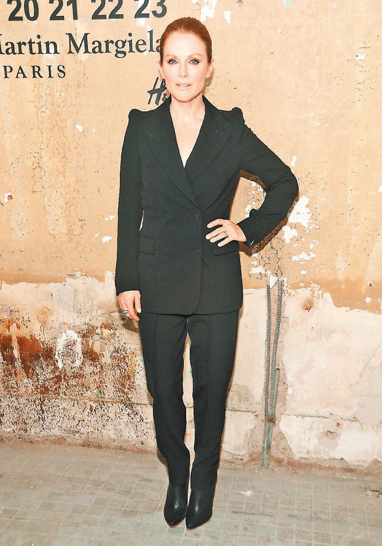 茱莉安摩爾穿MMM×H&M女性西裝，剪裁俐落。圖／H&M提供