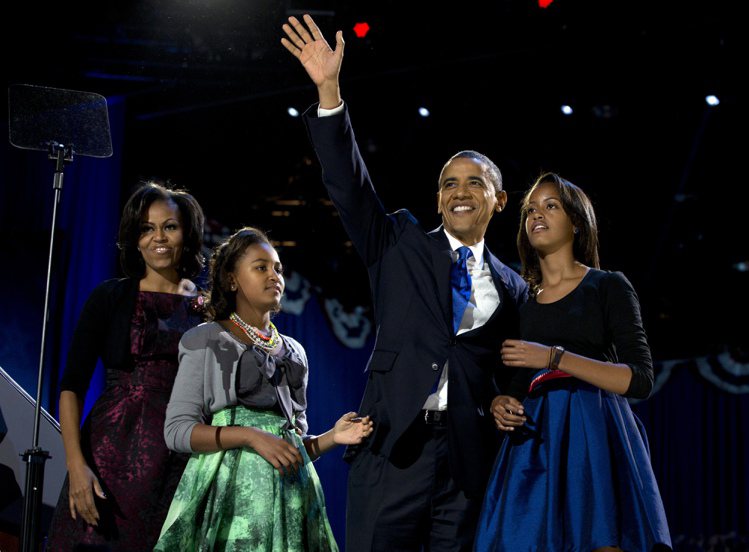歐巴馬總統順利連任，與家人在芝加哥的選舉夜活動向支持者揮手致謝。圖／美聯社
