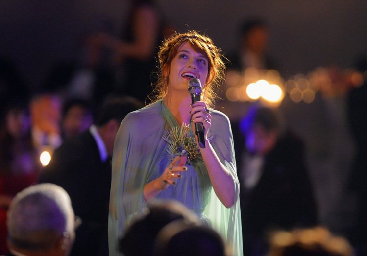 「Florence + The Machine」於晚宴時段選唱該樂團最知名歌曲的組曲娛樂嘉賓。圖／she.com.tw提供