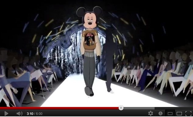 米奇穿巴黎世家服裝走秀。圖／擷取自youtube