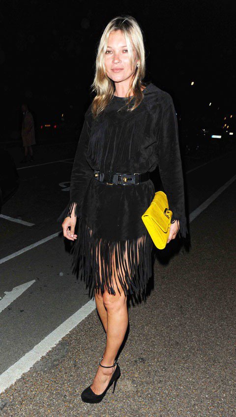 超模凱特摩絲拿著Kate Moss for Longchamp 的Gloucester Croco 包。圖／達志影像