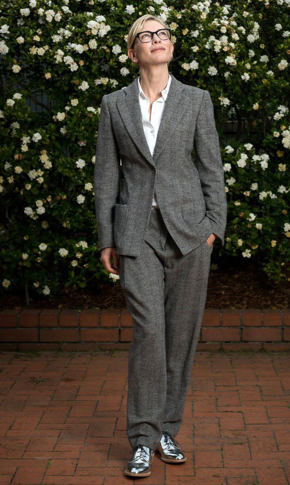 凱特布蘭琪選擇了愛牌之一的Armani灰色褲裝套裝出席電台活動，搭配粗框眼鏡與牛津鞋，從頭到腳「中性到底」。圖／擷取自gossiprocks.com