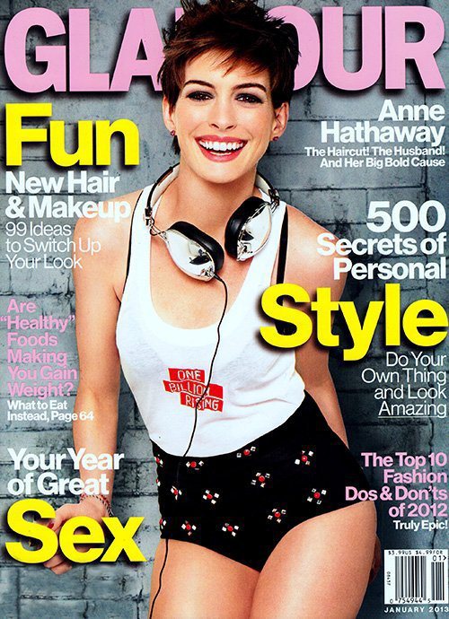 安海瑟薇登上Glamour 雜誌2013 1月號封面，穿著背心搭超短小褲褲，配上耳機展現運動性感風格，讓人耳目一新。圖／擷取自styleite.com