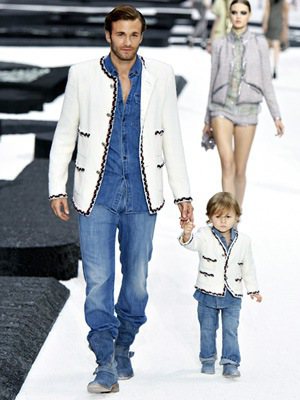 三歲的Hudson Kroenig在2011春夏秀場上與男模爸爸Brad Kro...