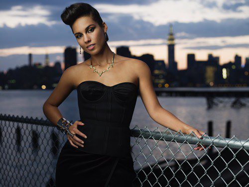 最近升格人母的Alicia Keys亮麗復出！發行了睽違3年的全新專輯《Girl On Fire》。圖／SONYMUSIC；文／美麗佳人提供