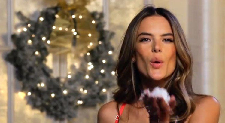 Alessandra Ambrosio－－維多利亞的秘密耶誕廣告。圖／擷取自youtube