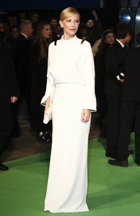 凱特布蘭琪出席《哈比人：意外旅程》英國皇室首映時穿著一身GIVENCHY白色禮服，霸氣優雅。圖／達志影像