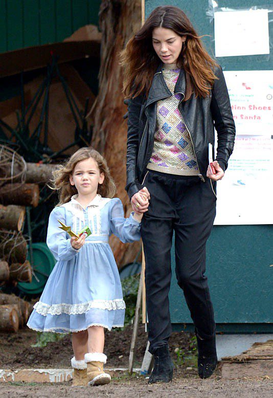 女星蜜雪兒莫娜漢的4歲女兒Willow整套的連身洋裝像戲服一樣繁複復古，有女孩喜歡的蕾絲和燈籠袖。圖／達志影像
