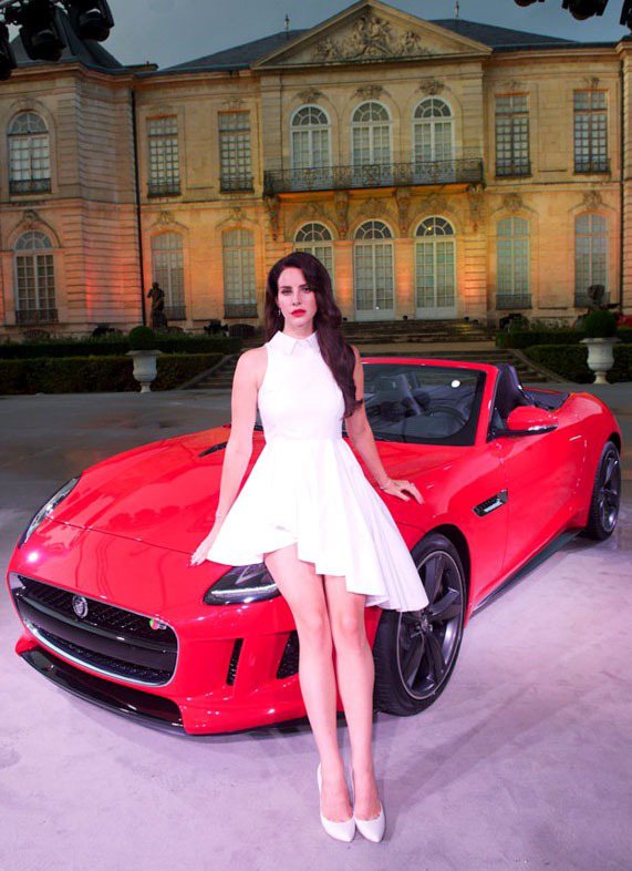 汽車品牌Jaguar也愛Lana del rey，請她代言F-Type雙人座敞篷...