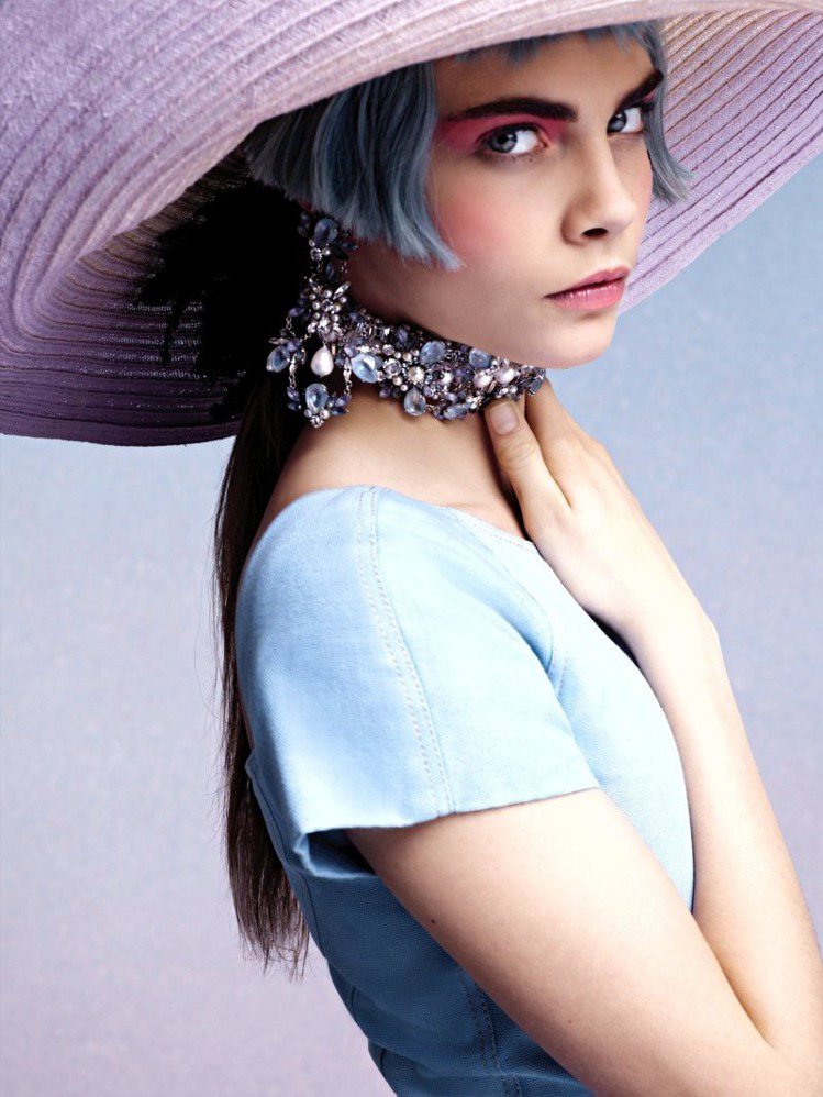 Cara Delevingne為香奈兒2013早春系列拍攝平面照，她也是品牌早春系列廣告的唯一主角。圖／擷取自fashiongonerogue.com