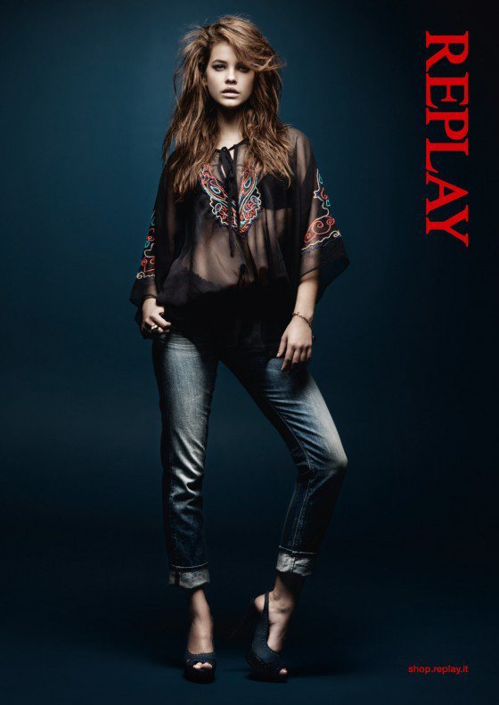 匈牙利女模Barbara Palvin為義大利丹寧品牌Replay拍攝最新的春夏廣告。圖／擷取自gossipandsoaps.com