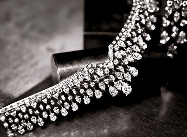 潔西卡艾芭配戴的頂級Mrs. Winston鑽石項鍊。圖／Harry Winston提供