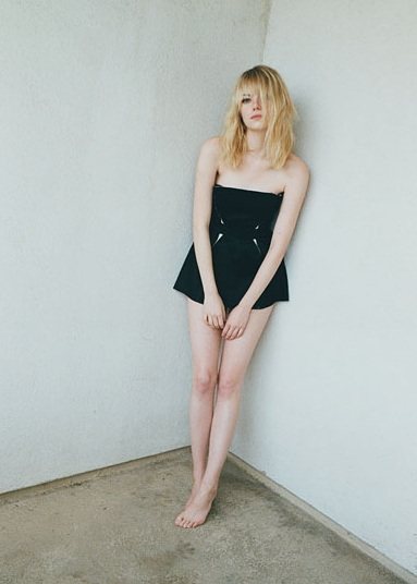艾瑪史東以一個「居家甜心」的風格秀出她的美腿和鎖骨。圖／擷取自W Magazine